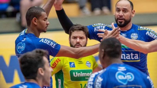 Equipe do Vôlei Renata comemora ponto