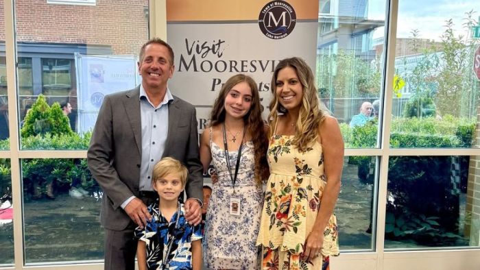 Greg Biffle (à esq.) ao lado dos filhos e da esposa em evento 