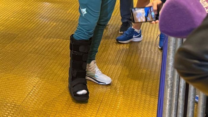 Pé de Fagner, com bota ortopédica, após entrada de Pottker, do CRB