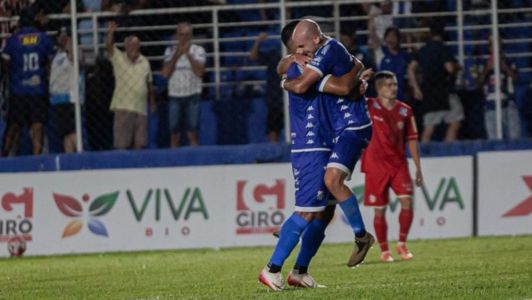 Jogadores do URT comemoram gol na semifinal do Troféu Inconfidência sobre o Tombense