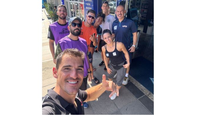 Alef Fontoura, Evaldo Becker, Daniel Lima e Piedro Tuchtenhagen ao lado dos voluntários na sede do GNU Esportes