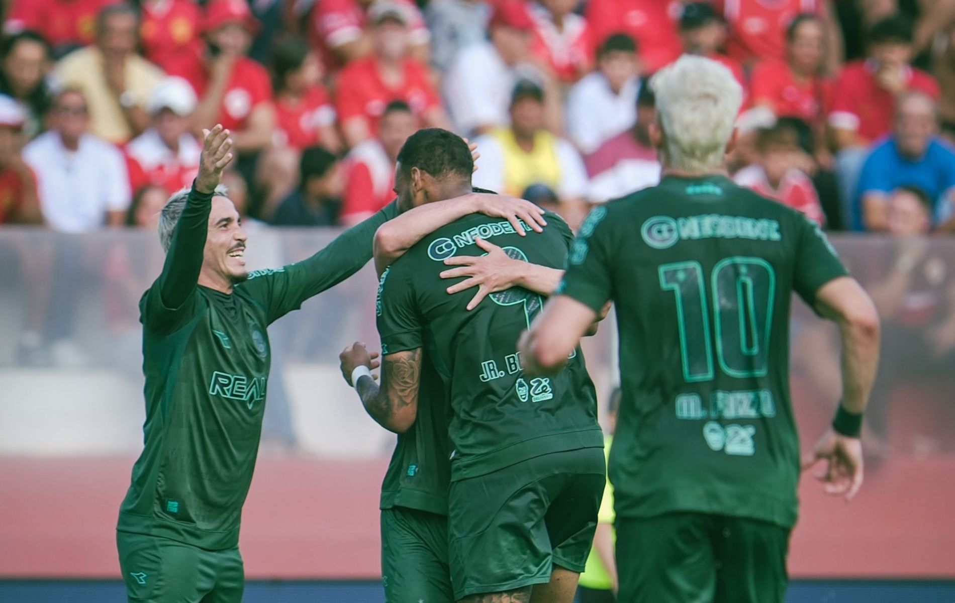 Coritiba goleia Vila Nova fora de casa e embola briga pelo acesso na Série B