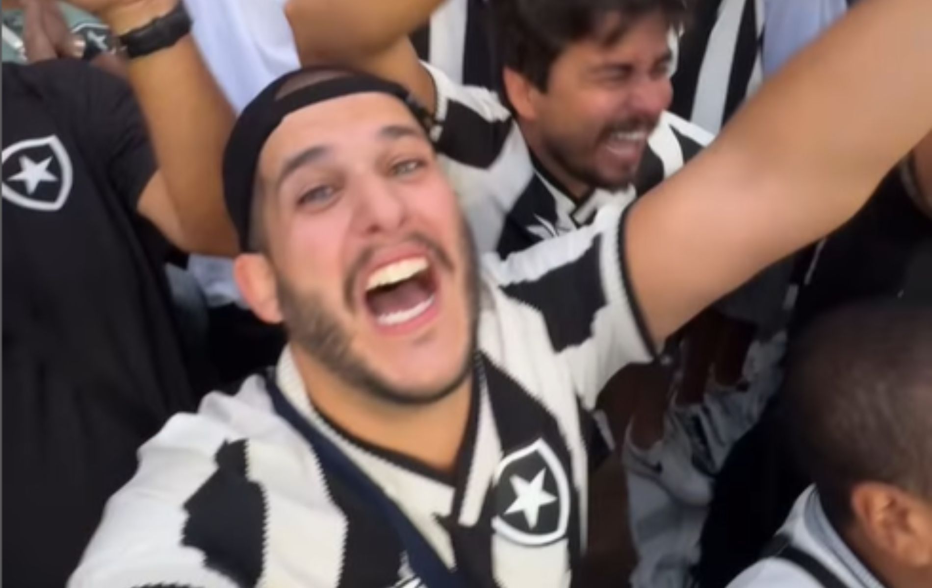 Influenciador chora e vai à loucura com título do Botafogo na Copa Libertadores