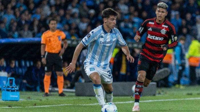 Racing x Flamengo: o lateral-direito Mura com a posse de bola no El Cilindro
