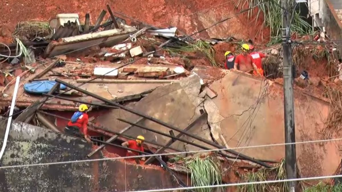 Bombeiros tentam resgatar casal de idosos soterrados durante temporal em Juiz de Fora