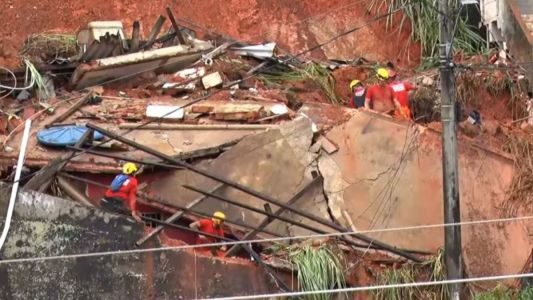 Casa onde idosos viviam desabou durante temporal; cinco pessoas estavam no imóvel durante tragédia