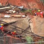 Bombeiros tentam resgatar casal de idosos soterrados durante temporal em Juiz de Fora