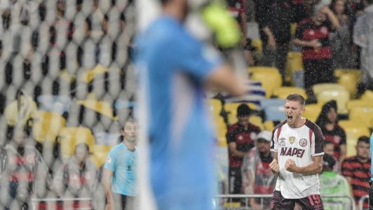 Flamengo x Lanús: Castillo, ao fundo, comemora o gol marcado em Rossi, em primeiro plano, no Maracanã