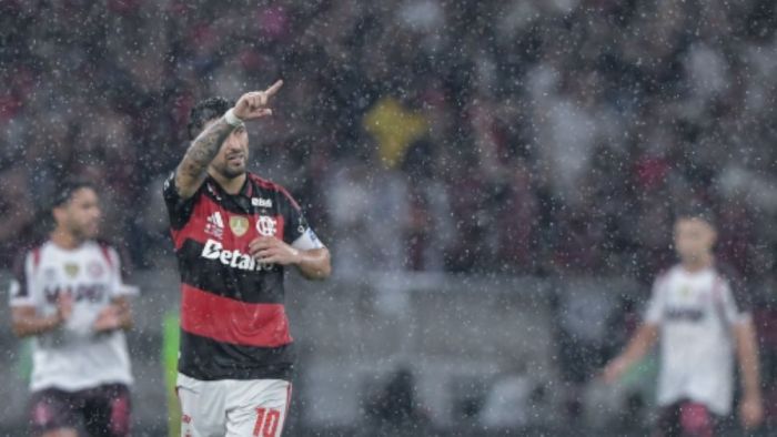 Flamengo x Lanús: Arrascaeta, de pênalti, empata para o Rubro-Negro no primeiro tempo