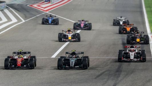 Carros realizam procedimento de largada durante os testes de pré-temporada da Fórmula 1 no Bahrein