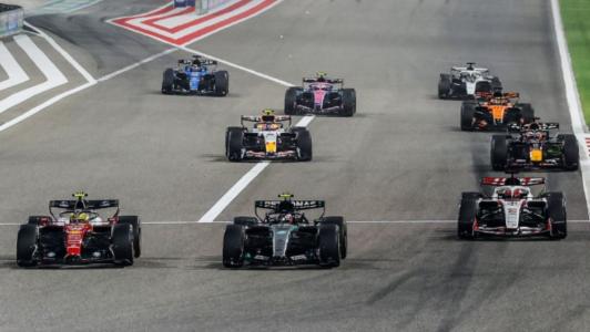 Carros realizam procedimento de largada durante os testes de pré-temporada da Fórmula 1 no Bahrein