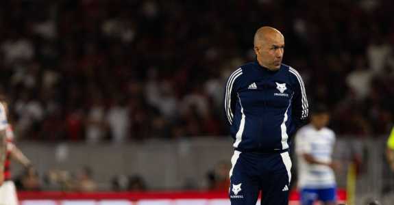 Leonardo Jardim em ação pelo Cruzeiro contra o Flamengo