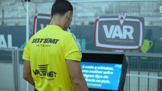 Árbitro Matheus Candançan foi ao VAR antes do ínicio da partida