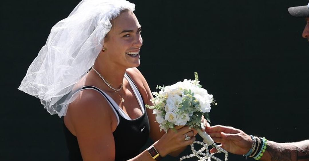 Noiva de empresário brasileiro, Sabalenka veste véu e joga buquê em Indian Wells