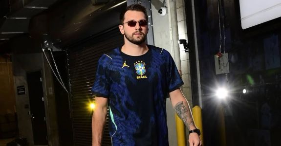 Luka Doncic com a camisa II da Seleção Brasileira