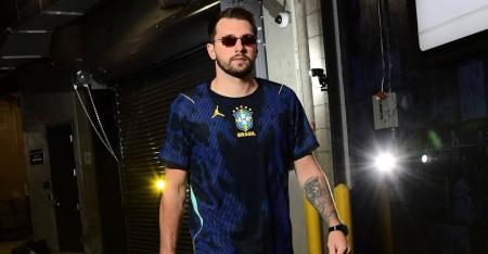 Luka Doncic com a camisa II da Seleção Brasileira