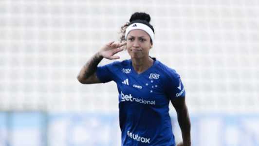 Byanca Brasil, camisa 10 do Cruzeiro, chegou a 4 gols no Brasileiro Feminino