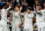Com golaço do meio-campo, Real Madrid goleia Elche e pressiona Barcelona no Espanhol