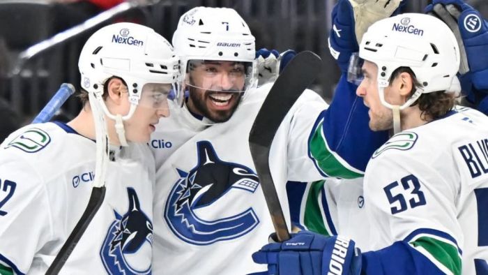 Jogadores do Vancouver Canucks comemoram vitória Jogadores do Vancouver Canucks comemoram vitória