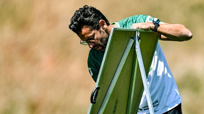Alberto Valentim durante treino do América neste sábado (6) com foco no Operário