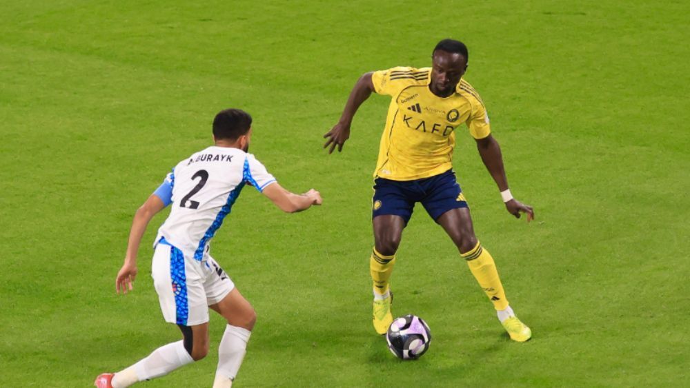 Sem CR7, Al-Nassr marca no último minuto e mantém liderança no Saudita