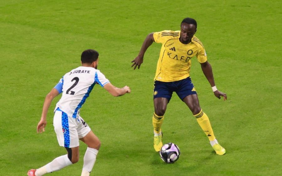 Sem CR7, Al-Nassr marca no último minuto e mantém liderança no Saudita