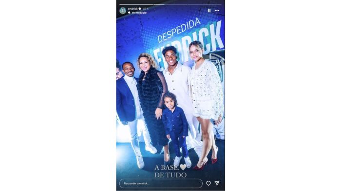 Endrick publica foto ao lado da família e namorada em festa de despedida