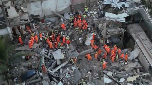 Corpo de Bombeiros busca por vítimas de desabamento em BH