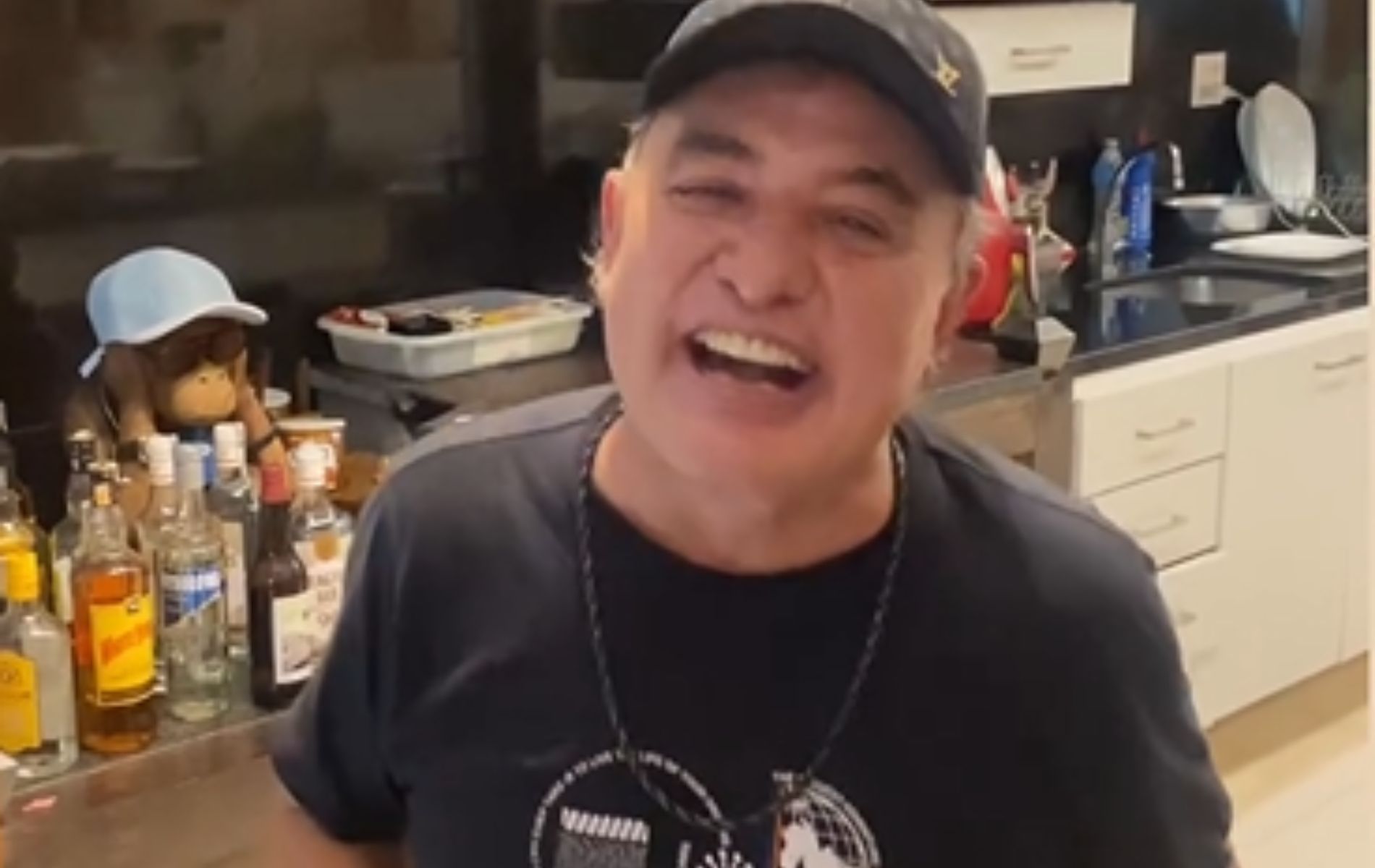Ex-presidente do Cruzeiro, Zezé Perrella provoca Atlético e canta hino do Botafogo