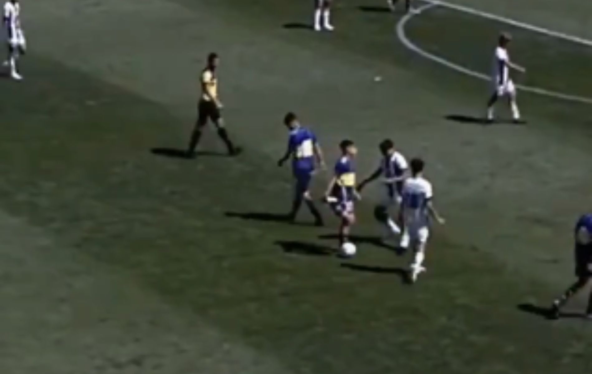 Promessa do Boca Juniors imita 'alongamento fake’ de Deyverson, atacante do Atlético