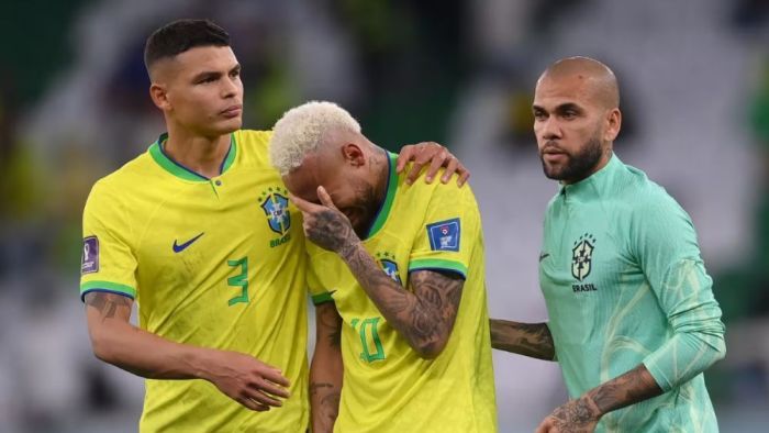 Neymar é consolado por Thiago Silva e Daniel Alves após eliminação do Brasil na Copa do Mundo de 2022