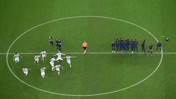 Jogadores da Argentina comemoram título da Copa do Mundo de 2022, após vencer a França nos pênaltis