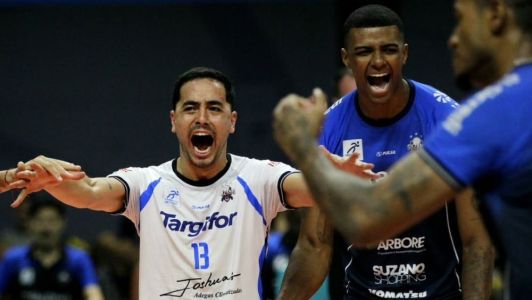 Jogadores do Suzano comemoram vitória sobre o JF Vôlei na Superliga