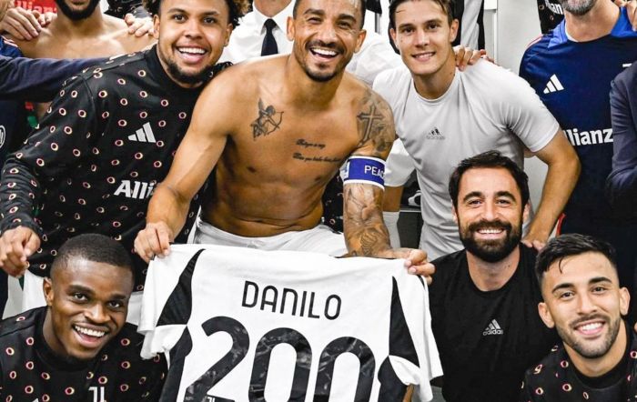Danilo ao lado de Thiago Motta e dos jogadores da Juventus após completar 200 jogos pelo time italiano