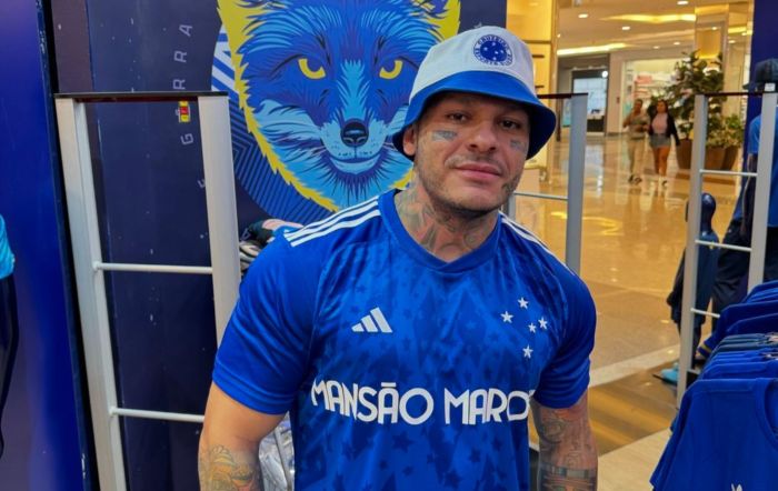 Influenciador digital Toguro posou com a camisa do Cruzeiro em sua conta no Instagram, neste sábado (31)