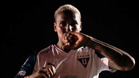 Deyverson, atacante da LDU, celebra gol pelo Campeonato Equatoriano