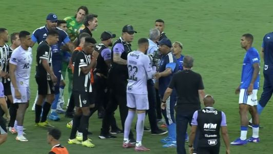 Everson (#22), do Atlético, durante briga com jogadores do Cruzeiro, no Mineirão