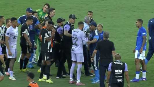Everson (#22), do Atlético, durante briga com jogadores do Cruzeiro, no Mineirão