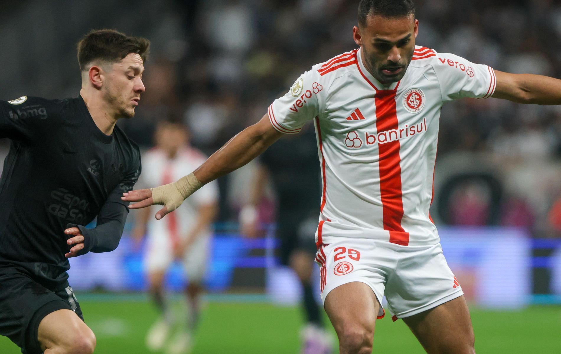 Corinthians sofre gol no fim, empata com Inter em casa e segue no Z4 do Brasileiro