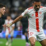 Corinthians sofre gol no fim, empata com Inter em casa e segue no Z4 do Brasileiro