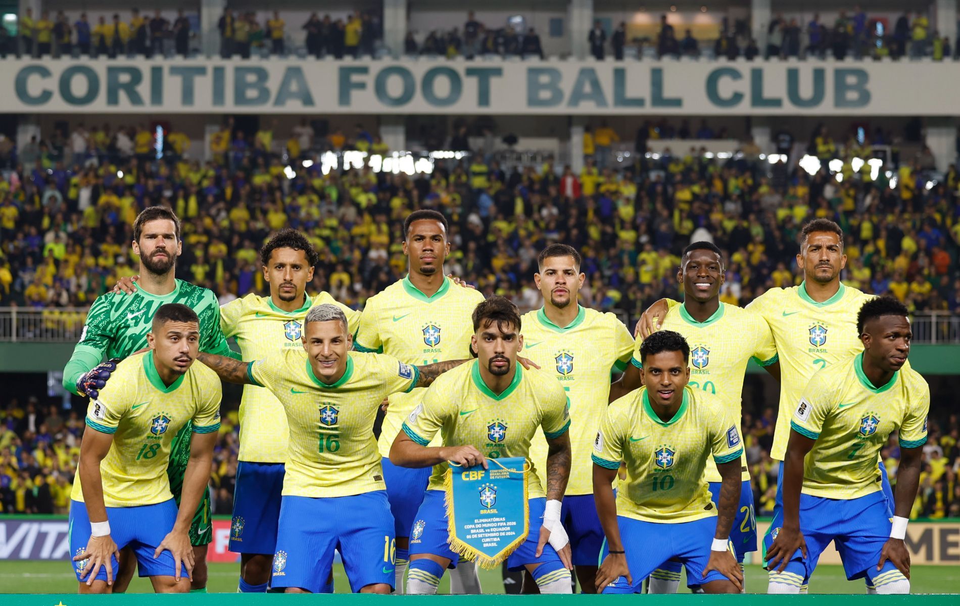 Titular da Seleção Brasileira chega a 200 jogos por gigante europeu e é exaltado