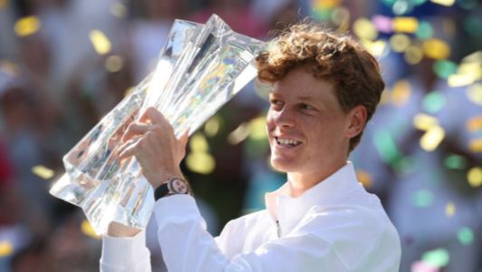 Jannik Sinner levanta o troféu do Masters 1000 de Indian Wells