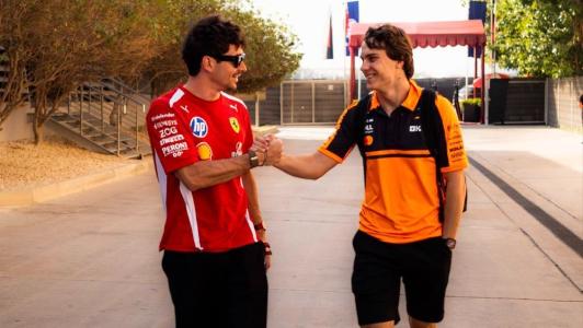 Charles Leclerc (à esq.), piloto da Ferrari, e Oscar Piastri (à dir.), piloto da McLaren