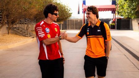 Charles Leclerc (à esq.), piloto da Ferrari, e Oscar Piastri (à dir.), piloto da McLaren