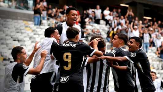 Jogadores do Atlético celebram gol sobre o Porto Vitória, pela Copa do Brasil Sub-17