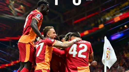 Jogadores do Galatasaray celebram gol contra o Liverpool, pela Champions League
