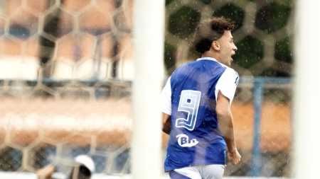 Miguel, atacante do Cruzeiro, celebra gol sobre o Cuiabá