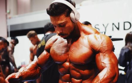 Ramon Dino durante prepraração final antes de se apresentar no Mr. Olympia 2024