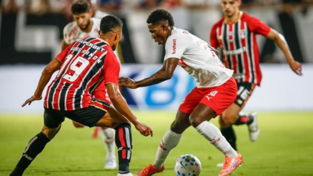 De virada, São Paulo vence Bragantino fora de casa e segue líder do Brasileirão