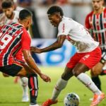 De virada, São Paulo vence Bragantino fora de casa e segue líder do Brasileirão